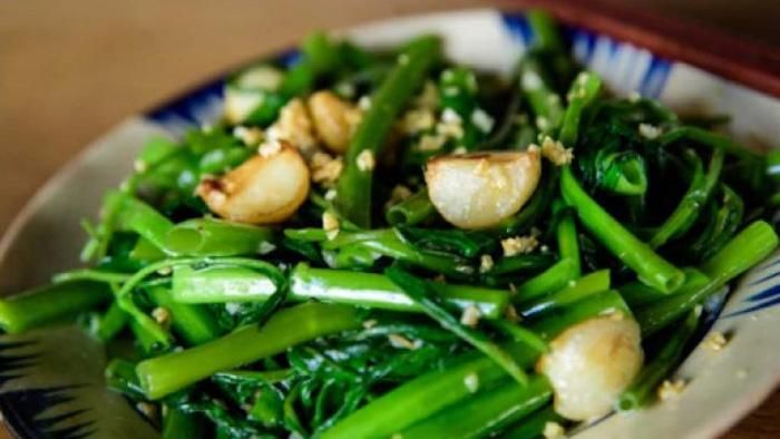 Mẹ hãy bổ sung gia vị tỏi trong các món ăn cho gia đình vào thời điểm giao mùa nhé!