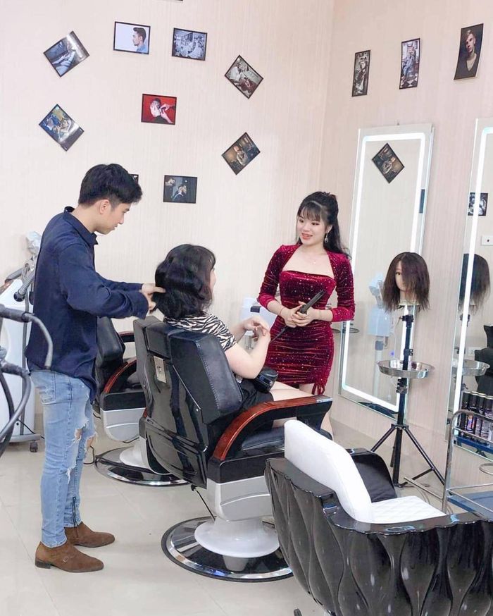 Và dù ăn mặc kín đáo, Hà Đan luôn biết cách làm cho vẻ ngoài cùng vóc dáng không bị chìm nghỉm giữa đám đông bằng cách luôn diện trang phục mang màu sắc tươi sáng và nổi bật.