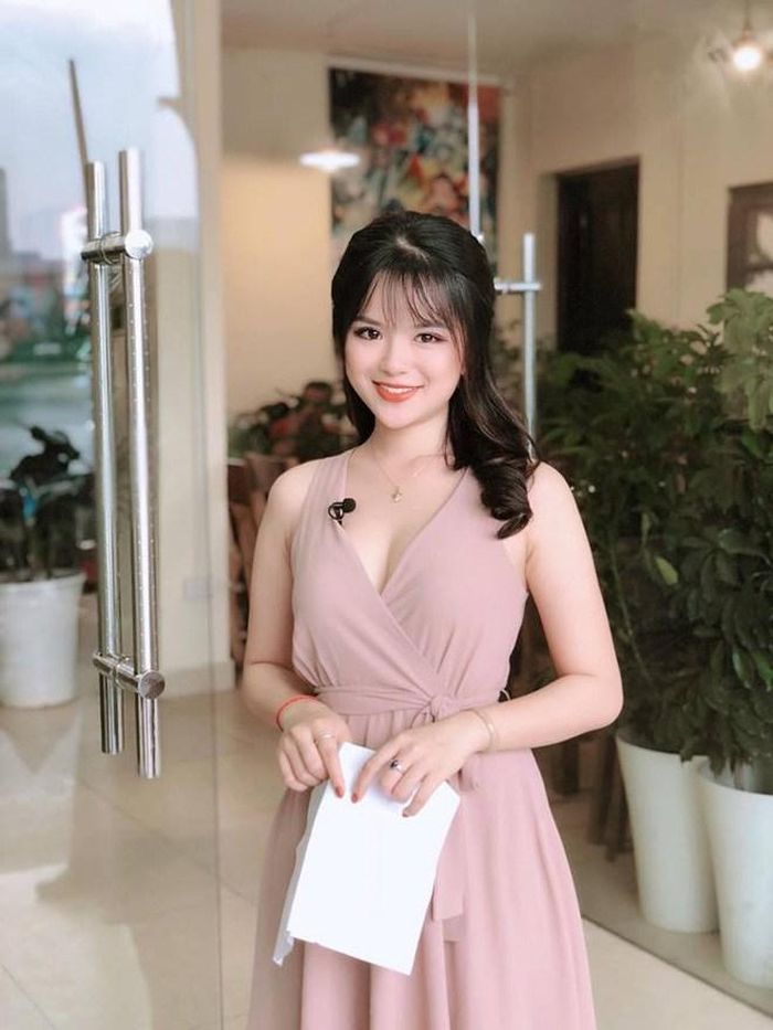 Đôi khi, Hà Đan cũng đổi mới hình ảnh theo hướng gợi cảm hơn nhưng rất có chừng mực. Cô chọn bộ váy quấn cổ V vừa phải để không làm bản thân rơi vào các tình huống khó xử nào.