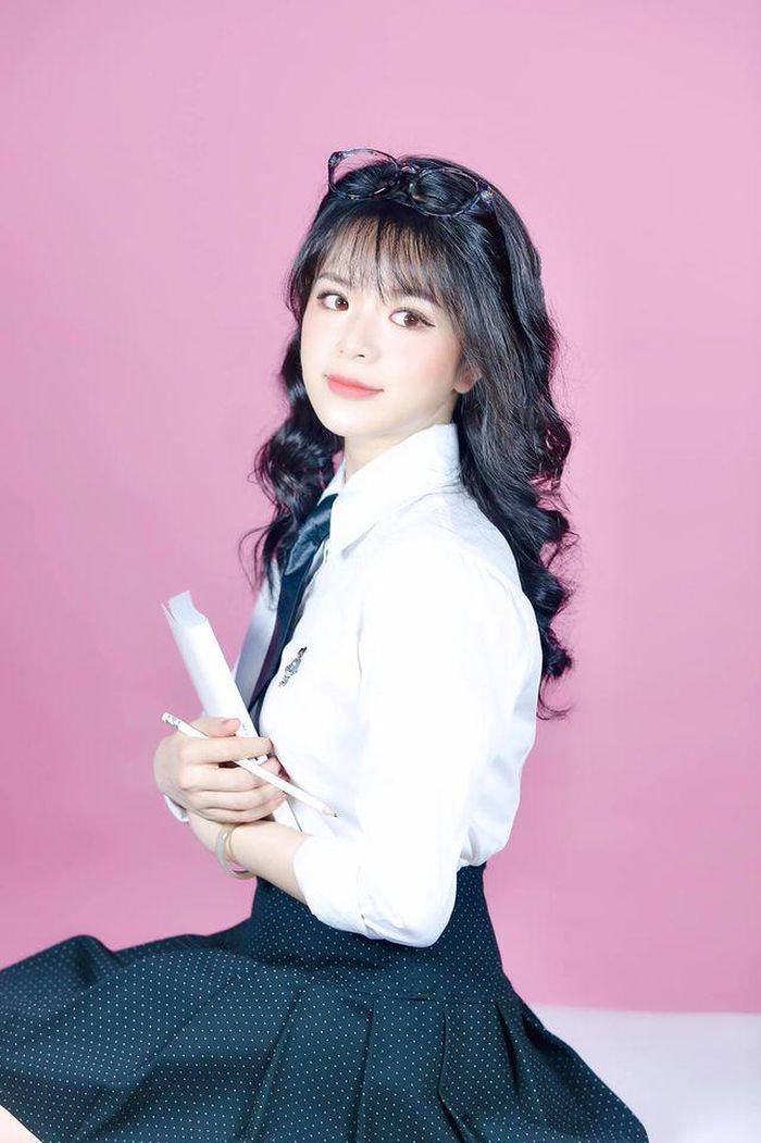 Nhan sắc xinh đẹp và rạng rỡ của Hà Đan làm nhiều người không tin rằng cô nàng đã bước vào tuổi 25. Làn da trắng mịn, môi đỏ như nhung cũng là lợi thế giúp nữ MC chương trình "Bạn trẻ bốn phương" thu hút sự chú ý của dân tình.