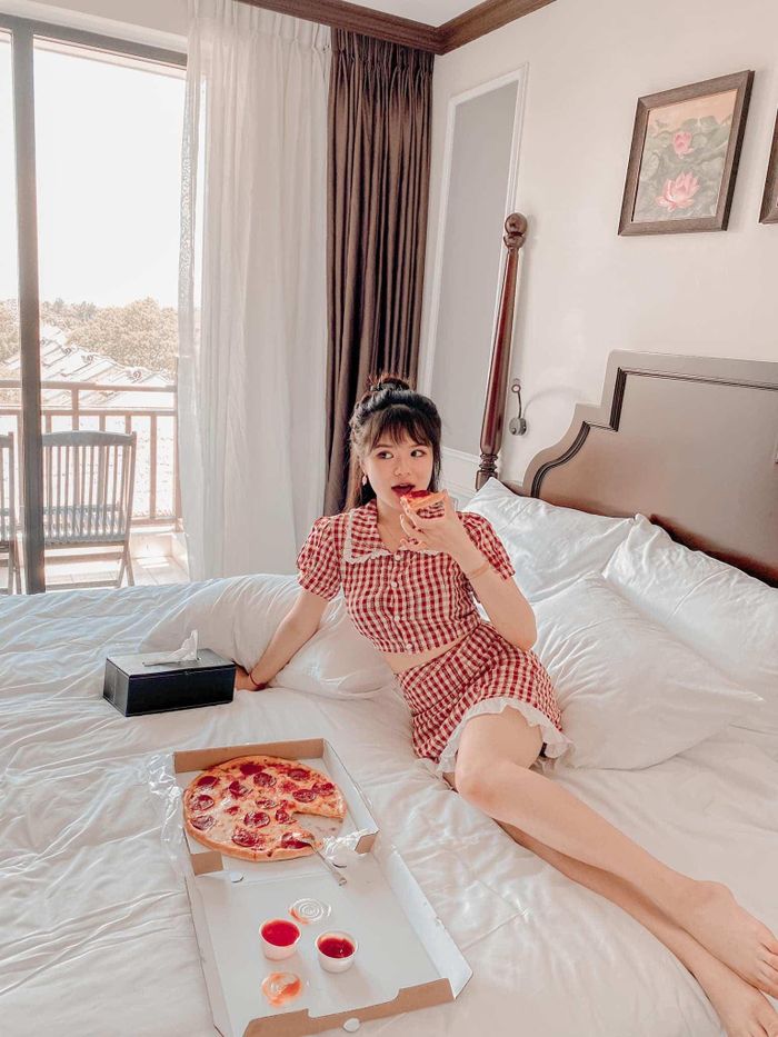 Việc trưng dụng những set đồ ton - sur - ton nổi bật và trendy cũng là bí quyết giúp Hà Đan trông tươi mới, gợi cảm và hút mắt hơn.