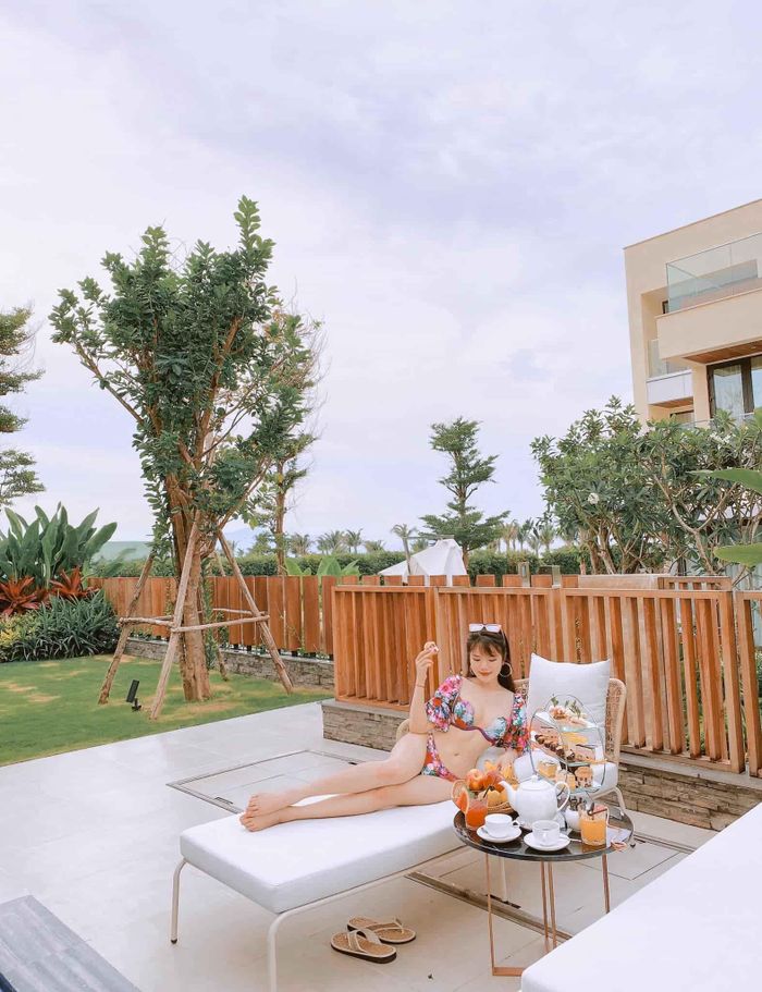 Bikini hoa hòe rực rỡ với thiết kế phần áo tay bồng điệu đà giúp Hà Đan nâng tầm phong cách thêm phần đẳng cấp và thời thượng.