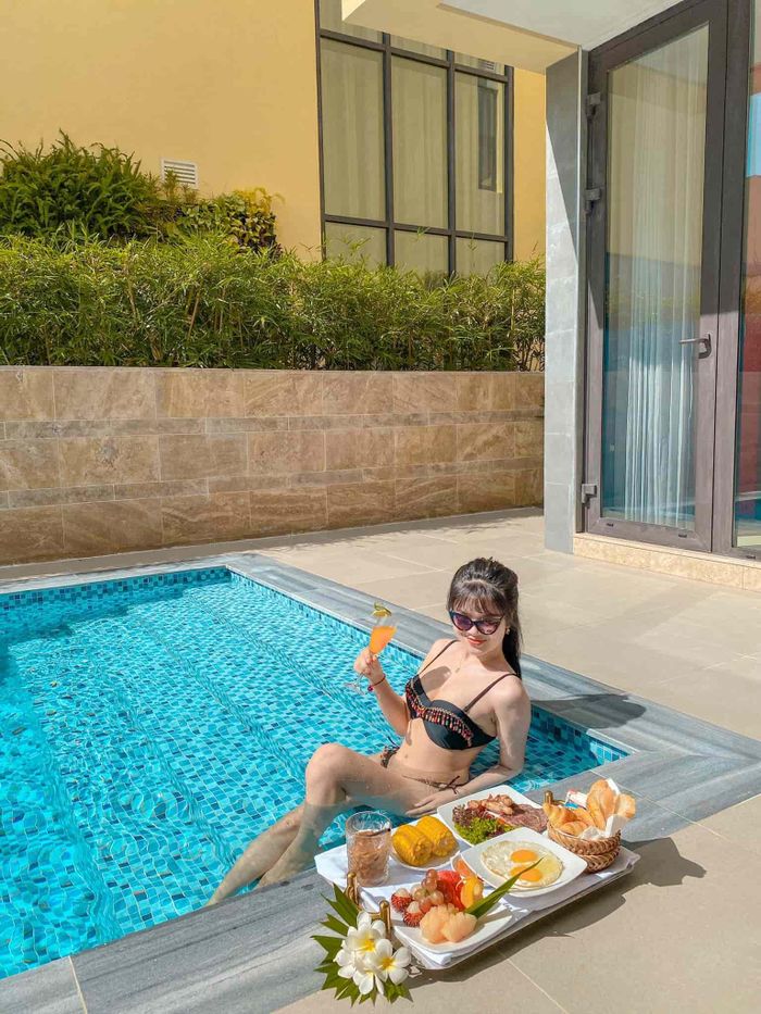 Người đẹp tự tin phô diễn vóc dáng trong những bộ bikini hai mảnh có thiết kế ấn tượng, mang điểm nhấn đặc sắc.