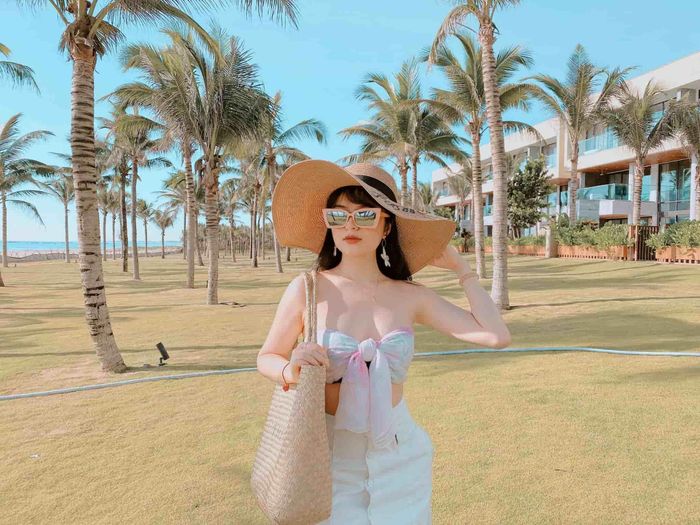 Đi du lịch, Hà Đan "lên đồ" sành điệu và gợi cảm hút hồn mọi ánh nhìn vào body bốc lửa cùng nước da trắng mịn.