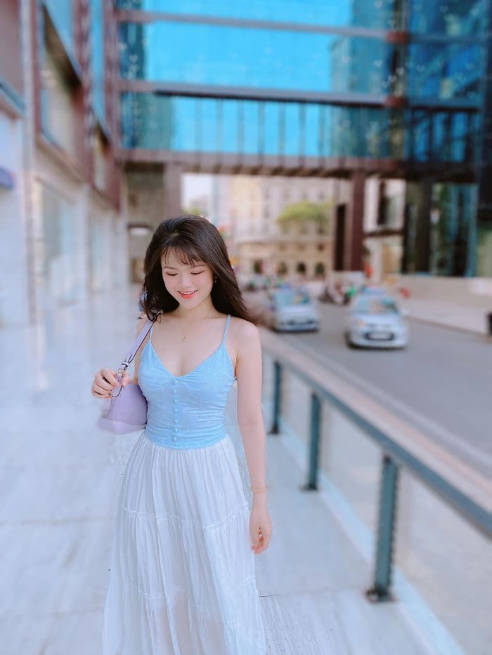 So với style kín đáo và nền nã khi dẫn sóng, việc ăn mặc mát mẻ thế này càng giúp Hà Đan thu hút sự chú ý của người hâm mộ. Ai cũng đều cho rằng trông cô nàng trẻ trung và năng động hết cỡ với style đời thường màu sắc thế này.