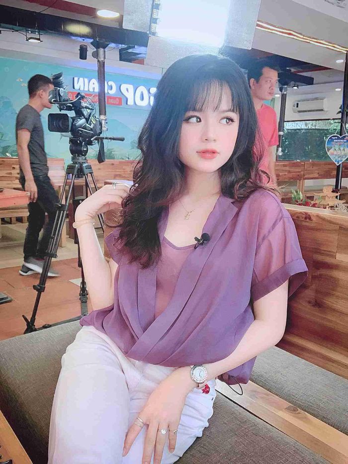 Với những bản tin chỉ cần ăn mặc chỉn chu và thanh lịch, áo blouse điệu đà vừa nửa kín nửa hở làm từ chất liệu xuyên thấu giúp cho hình ảnh của cô nàng không quá cứng nhắc mà ngược lại rất lôi cuốn.