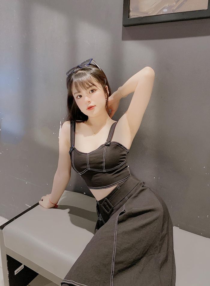 Không sở hữu chiều cao lý tưởng nhưng Hà Đan lại có body gợi cảm, số đo 3 vòng căng đét. Chính vì vậy mà cô nàng thường ưu tiên kết thân với những kiểu áo croptop có dáng ôm, xẻ sâu vòng 1 để khoe được triệt để lợi thế hình thể.