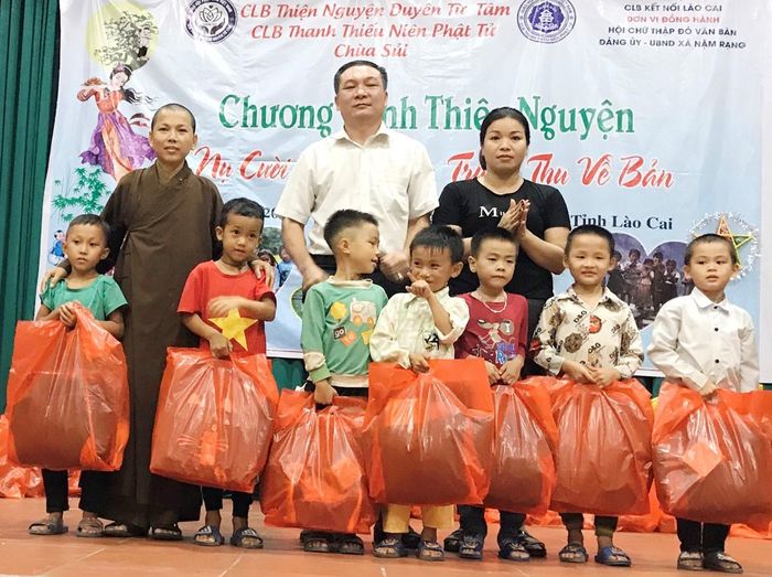 Tặng quà cho các em học sinh.