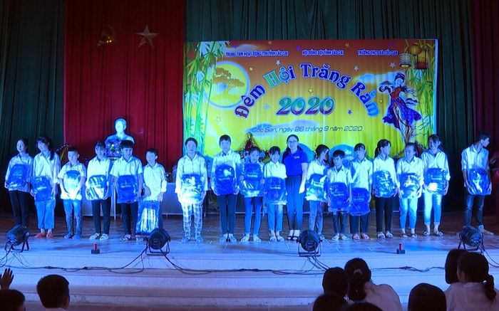 Trao quà cho học sinh có hoàn cảnh khó khăn.