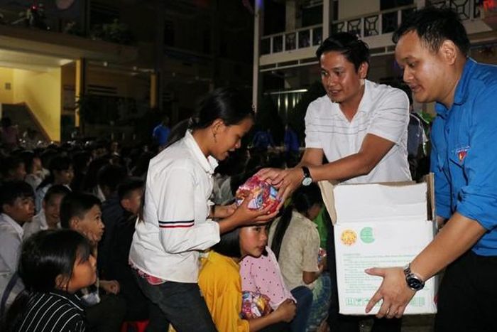 Trao quà trung thu cho các em học sinh.