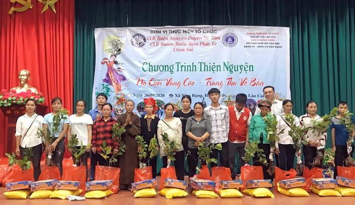 Tặng quà cho các hộ dân có hoàn cảnh khó khăn.