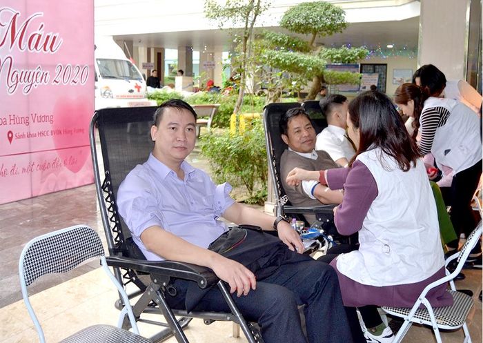 Cán bộ Bệnh viện Đa khoa Hùng Vương tích cực tham gia hiến máu nhân đạo.