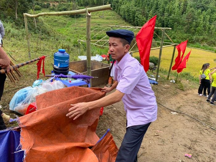 Một gia đình người Mông tranh thủ làm kinh tế ở lễ hội.