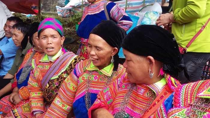 Váy áo sặc sỡ sắc màu, phụ nữ Mông ở Tả Sử Choóng đi trẩy hội.