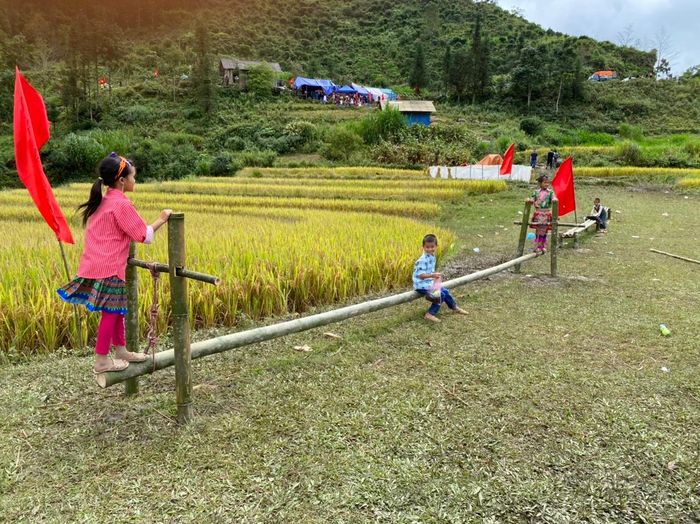 Trẻ em được ngày thỏa thích với những trò chơi dân gian truyền thống.