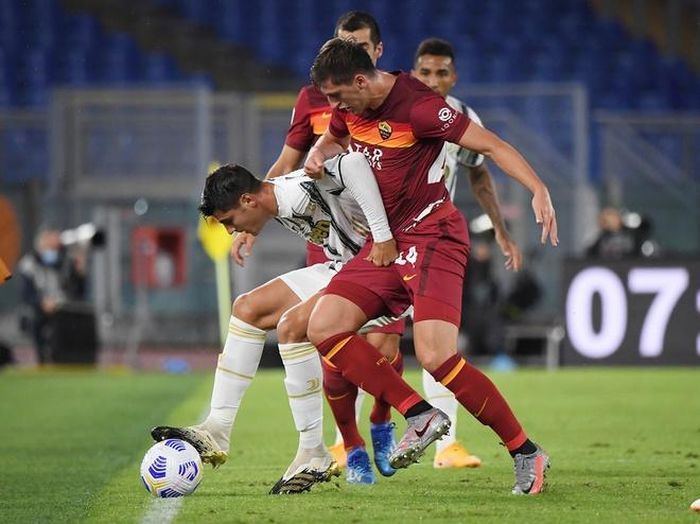  Morata mờ nhạt trước hàng thủ số đông của Roma. Ảnh: Reuters. 