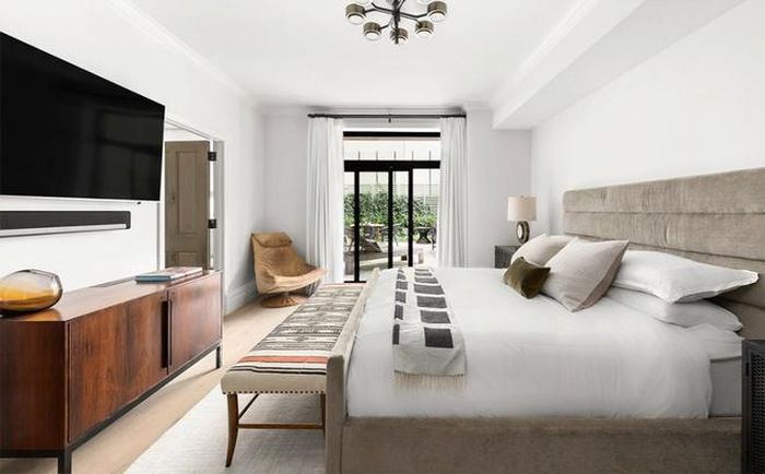  Phòng ngủ chính rộng lớn, trang nhã được tích hợp với một phòng chứa quần áo và một phòng tắm. Tông màu trắng chủ đạo đem lại cảm giác dịu nhẹ cho căn phòng này. 