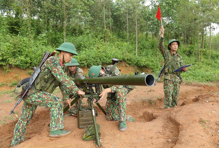  Các chiến sĩ Khẩu đội 1, Trung đội SPG-9, Tiểu đoàn 1, Trung đoàn 2, Sư đoàn 3 (Quân khu 1) hăng say huấn luyện, lập thành tích chào mừng đại hội đảng các cấp. Ảnh: BÙI HIỆP 