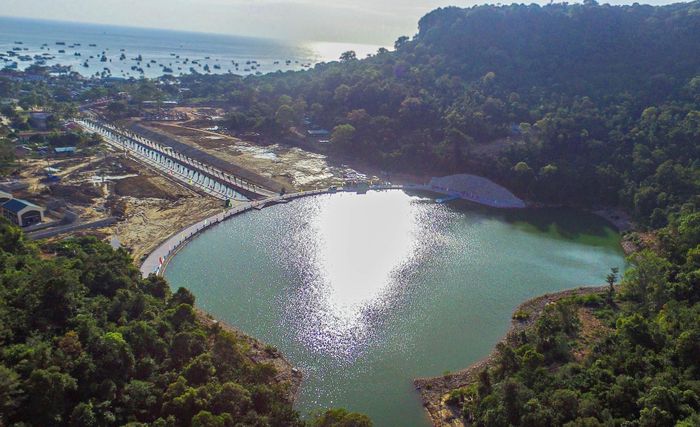  Hồ chứa nước ngọt dung tích 250.000m3 trên xã đảo Thổ Châu (Phú Quốc, Kiên Giang) do Quân khu 9 đầu tư xây dựng, có ý nghĩa lớn về kinh tế-quốc phòng, góp phần giải quyết tình trạng khan hiếm nước sinh hoạt cho xã đảo tiền tiêu. Ảnh: HỒNG BỈNH HIẾU