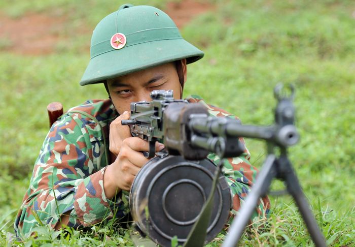  Chiến sĩ Trung đoàn 2, Sư đoàn 3 (Quân khu 1) luyện tập tốt, giành hoa bắn giỏi mừng đại hội. Ảnh: BÙI HIỆP