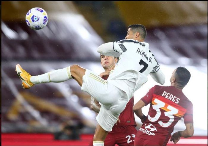 Ronaldo nhảy cao hơn đối thủ từ phần vai trở lên.