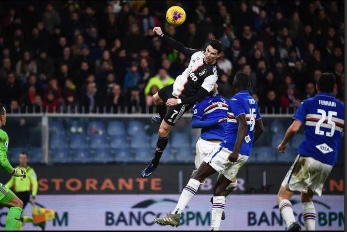 Ngôi sao Bồ Đào Nha bật cao 2.57m đánh đầu tung lưới Sampdoria hồi năm ngoái.