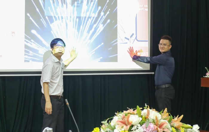 PGS.TSKH Vũ Hoàng Linh - Hiệu trưởng Trường ĐH Khoa học Tự nhiên và anh Nguyễn Thành Nam - Bí thư Đoàn Trường ĐH Khoa học Tự nhiên nhấn nút khởi động cuộc thi TV CREATE 2020 Ảnh: PV