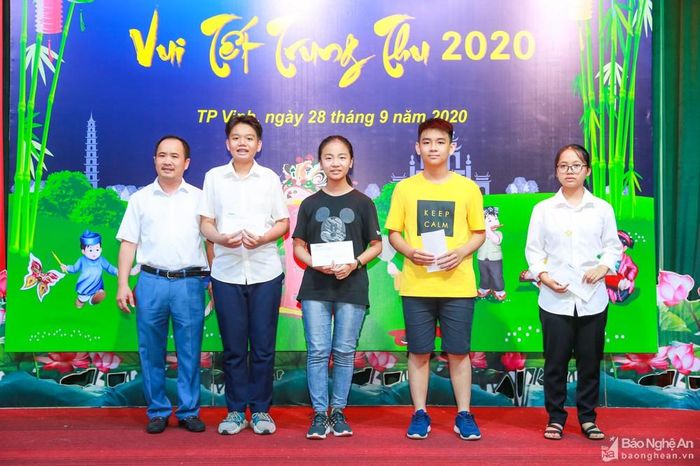 Đồng chí Đậu Văn Thành - Chánh Văn phòng, Chủ tịch Công đoàn Báo Nghệ An trao thưởng cho các cháu đỗ vào trường THPT chuyên Phan Bội Châu và chuyên ĐH Vinh trong kỳ thi chuyển cấp vừa qua. Ảnh: Đức Anh