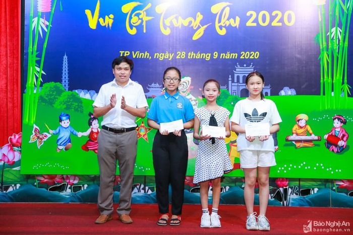Đồng chí Hà Nguyên Khoa - Bí thư Chi đoàn Báo Nghệ An trao thưởng cho các cháu đạt thành tích ấn tượng trong năm học vừa qua. Ảnh: Đức Anh