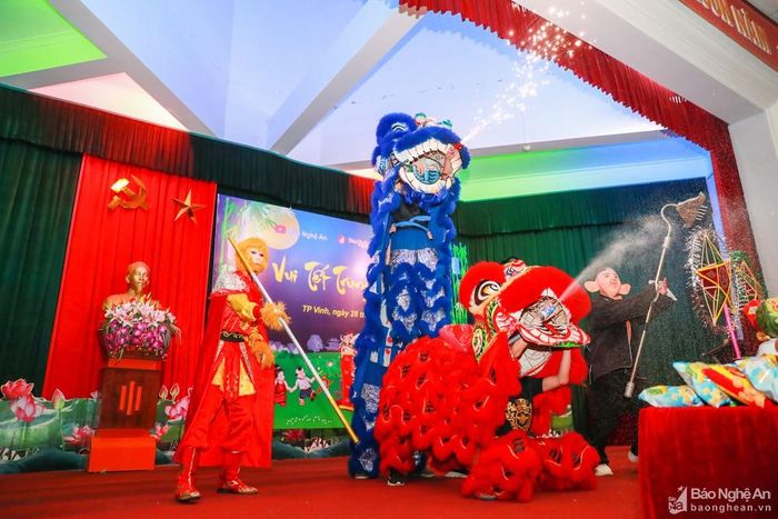 Màn múa lân trong chương trình vui tết Trung thu tại Báo Nghệ An. Ảnh: Đức Anh