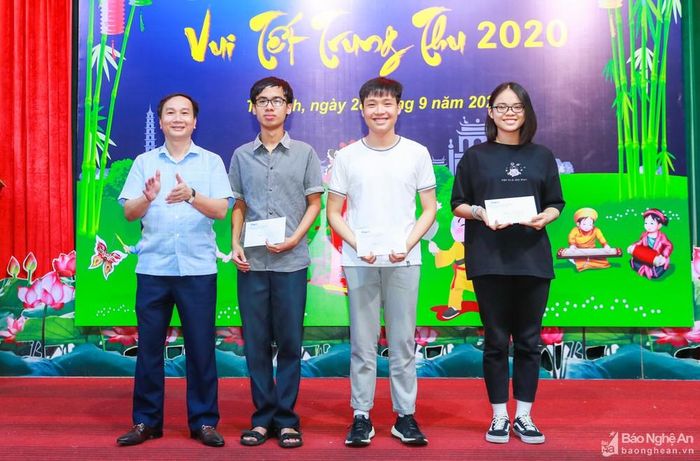 Đồng chí Trần Văn Hùng - Phó Tổng biên tập Báo Nghệ An trao thưởng cho các cháu đạt danh hiệu Học sinh giỏi Quốc gia. Ảnh: Đức Anh