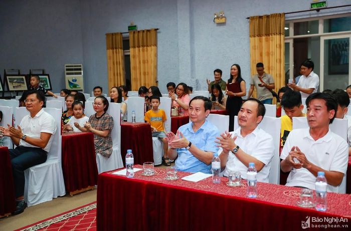 Chương trình “Vui Tết Trung thu năm 2020” có sự tham dự của các đồng chí lãnh đạo, cán bộ, nhân viên và các cháu thiếu nhi là con của cán bộ, nhân viên Báo Nghệ An. Ảnh: Đức Anh