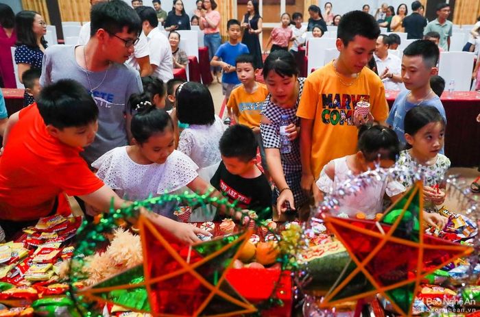 Vui phá cỗ Trung thu. Ảnh: Đức Anh