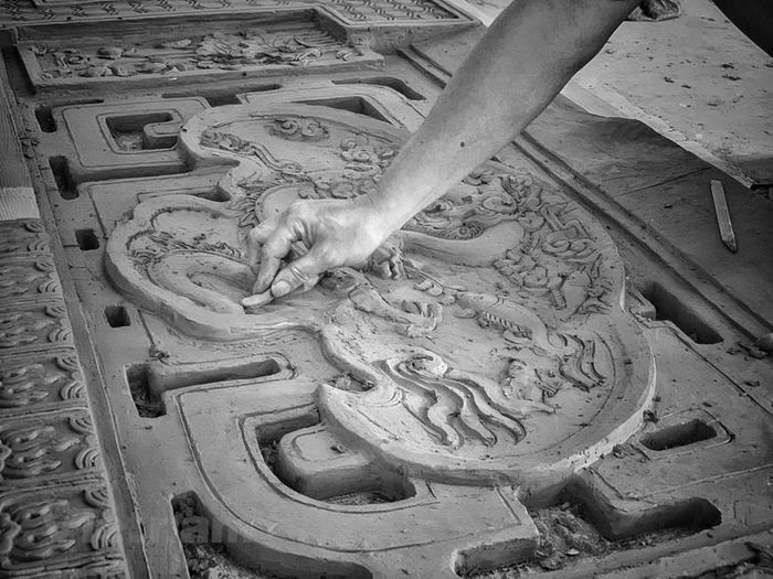 Từ những trăn trở thử nghiệm, nghệ nhân Nguyễn Đăng Vông phát hiện ra rằng tinh hoa của gốm Luy Lâu hội tụ trong chính chất đất rất đặc trưng của vùng, loại đất từng làm gạch xây tháp Hòa Phong trong chùa Dâu. Đất Luy Lâu có đặc điểm là chứa một lượng sắt lớn, khả năng chịu nhiệt cao nên khi nung không bị rạn nứt, tạo ra sản phẩm bền đẹp qua thời gian.(Ảnh: Xuân Mai/Vietnam+)