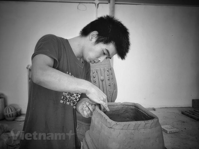 Nguyễn Văn Thành, sinh năm 2001, mới học làm gốm Luy Lâu được một thời gian ngắn bảo: 'Làm gốm Luy Lâu rất khó, vì đây là dòng gốm cổ, đỉnh cao của nghệ thuật tạo hình lại làm hoàn toàn bằng tay...' (Ảnh: Xuân Mai/Vietnam+)