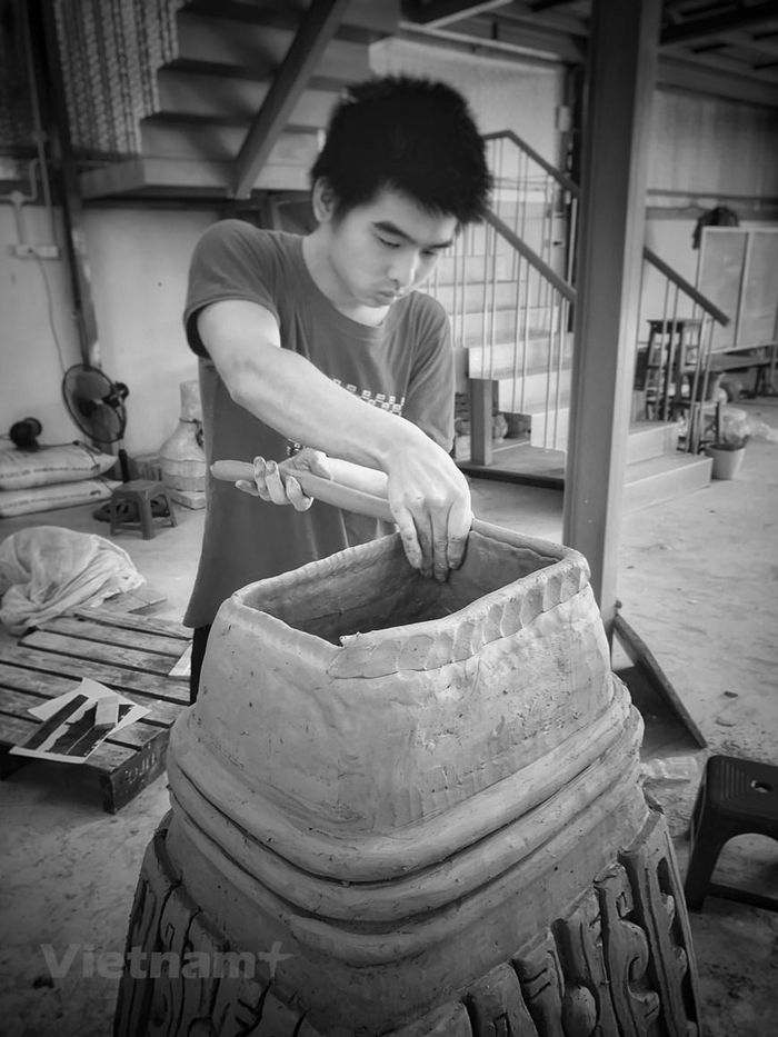 ... tạo thành những vòng đất để xếp thành từng đợt, từng đợt và chuốt dần lên .(Ảnh: Xuân Mai/Vietnam+)