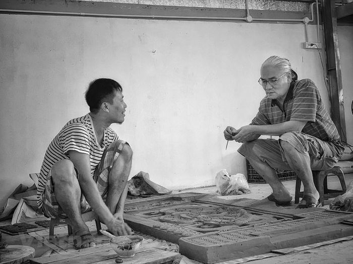 Nghệ nhân Nguyễn Đăng Vông (bên phải), người con của vùng Dâu Thuận Thành sau nhiều năm mày mò, nghiên cứu đã 'hồi sinh' được một trong những dòng gốm cổ xưa nhất Việt Nam. (Ảnh: Xuân Mai/Vietnam+)