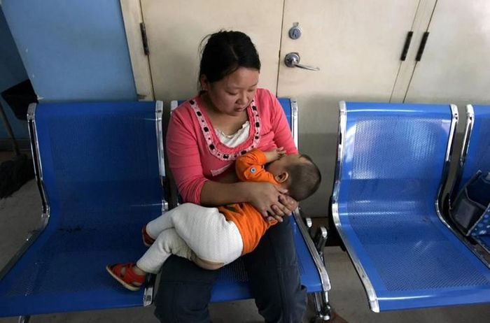 Nghiên cứu mới tại Trung Quốc cho thấy sữa mẹ có khả năng chống COVID-19. Ảnh: AP