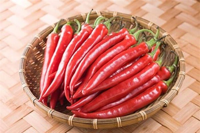 Ớt cay có chứa một thành phần hoạt chất gọi là capsaicin kích thích sự sản sinh endorphin do đó giúp giảm đau mãn tính và capsaicin cũng có thể ức chế một loại enzyme gây đau trong cơ thể.