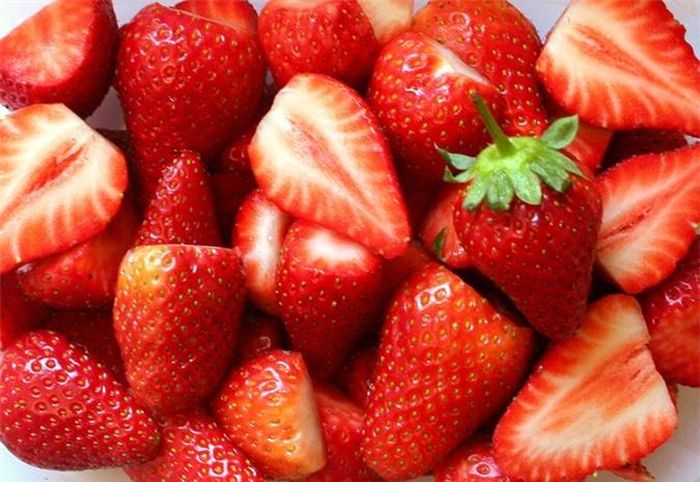 Dâu tây ngon ngọt và giúp hạ thấp hàm lượng protein phản ứng C (CRP) trong máu, đây một dấu hiệu viêm trong cơ thể. Mức CRP cao làm tăng nguy cơ mắc bệnh tim, đột quỵ và viêm khớp dạng thấp. Dâu tây cũng chứa đầy vitamin C, một chất chống oxy hóa với các đặc tính giảm đau mạnh mẽ.