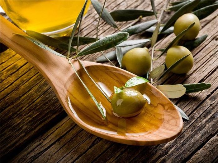 Dầu ô liu: Dầu ô liu có tác dụng như aspirin hoặc ibuprofen khi chống lại cơn đau mãn tính. Nó giàu chất polyphenol chống oxy hóa giúp giảm các cơn đau phổ biến trong cơ thể. Nó cũng chứa một hợp chất gọi là oleocanthal có đặc tính kháng viêm mạnh giúp giảm viêm khớp.