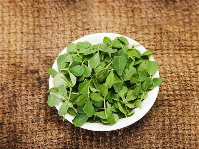 Lá cà ri có hàm lượng sắt cao cũng như vitamin K giúp duy trì xương chắc khỏe và khớp khỏe mạnh. Một nghiên cứu đã chỉ ra rằng những người lớn tuổi có đủ lượng vitamin K nguy cơ mắc viêm xương khớp thấp hơn so với những người bị thiếu vitamin K.