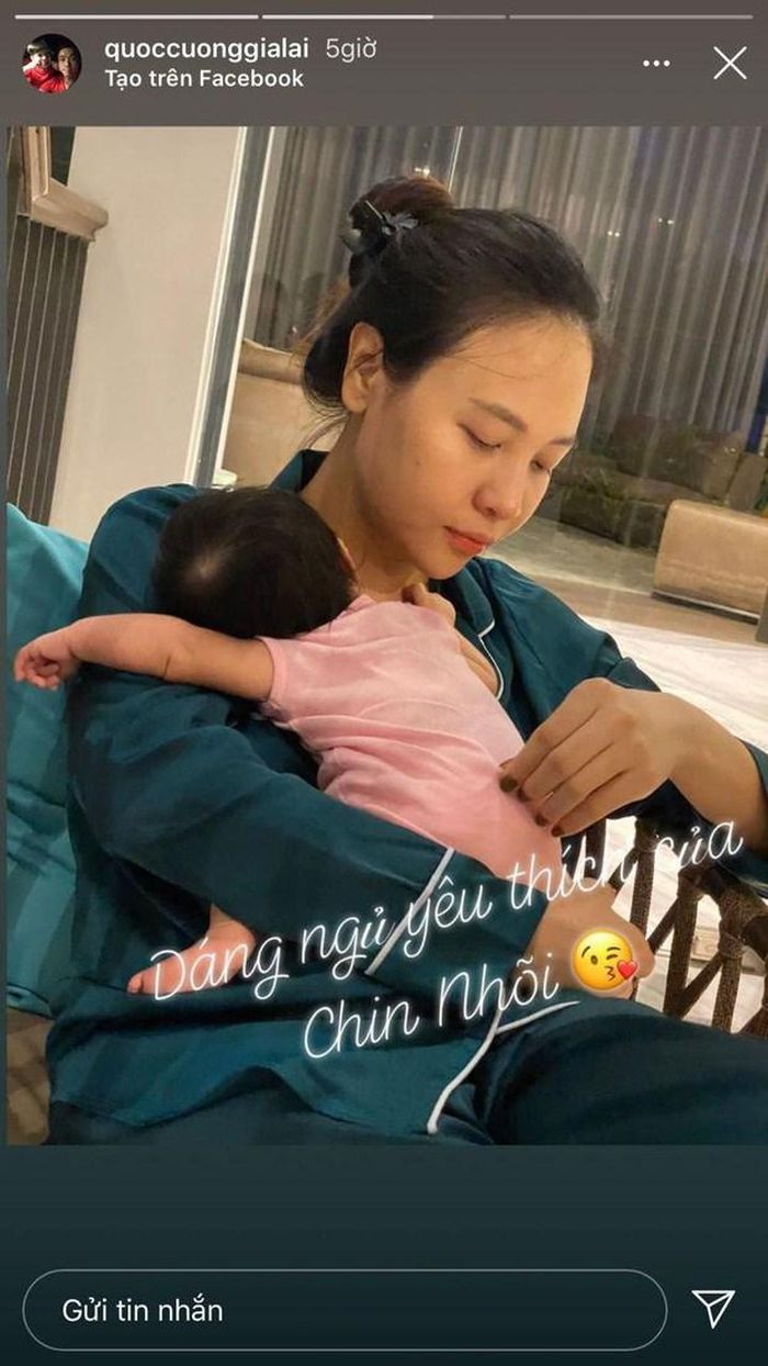 Cường Đô La khoe dáng ngủ của con gái, vô tình để lộ gương mặt nhợt nhạt của vợ khi chăm con.