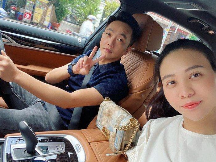 Trang cá nhân của "đại gia phố núi" khoe nhiều ảnh đưa vợ và con gái đi chơi.