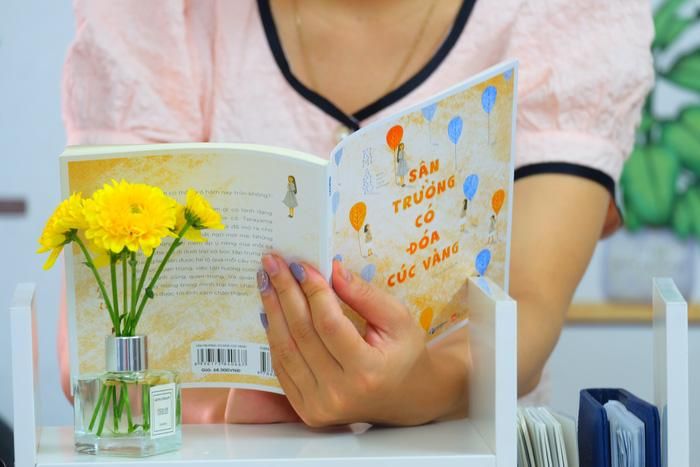 "Sân trường có đóa cúc vàng" hấp dẫn cả trẻ nhỏ và người lớn bởi cốt truyện nhẹ nhàng mà sâu sắc