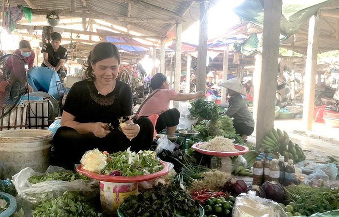 Chợ truyền thống là kênh gắn kết chủ yếu giữa người sản xuất và người tiêu dùng chính ở khu vực nông thôn, góp phần đảm bảo cung cầu thị trường.