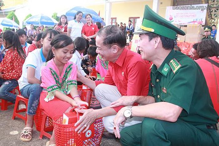 Lãnh đạo Trung ương Hội Chữ thập đỏ Việt Nam và Bộ Chỉ huy Bộ đội biên phòng tỉnh Sơn La