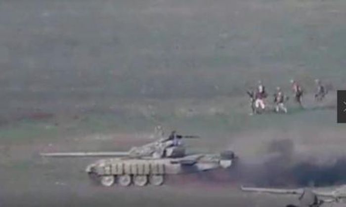 Đội xe tăng của Azerbaijan tấn công khu vực Nagorno-Karabakh ngày 27-9 - Ảnh: Reuters
