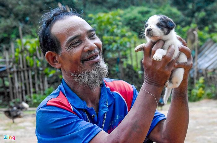 Già làng đồng bào Kadong vui đùa với chú cún con. "Đi du lịch nhiều nơi nhưng lần đầu tiên đặt chân đến mảnh đất Sơn Bua, huyện vùng cao Sơn Tây, tỉnh Quảng Ngãi, tôi cảm nhận nhiều điều thú vị. Không chỉ được thưởng ngoạn núi rừng hoang sơ bên dải Trường Sơn Đông, tôi còn được khám phá ruộng lúa bậc thang, tắm suối và thưởng thức nhiều món rau rừng", chị Huỳnh Thị Nga, du khách đến từ TP.HCM nói.