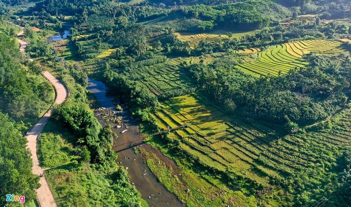 Cầu treo nối đường Trường Sơn Đông với đồng ruộng bậc thang bên sườn đồi. "Tỉnh đoàn Quảng Ngãi đang triển khai dự án Làng thanh niên lập nghiệp nhằm giúp đồng bào Kadong xóa đói, giảm nghèo bền vững. Thời gian tới, chúng tôi chọn bản làng này làm mô hình du lịch cộng đồng hấp dẫn du khách đến trải nghiệm không gian sinh thái và văn hóa bản địa đặc trưng nơi đây", anh Nghĩa nói.